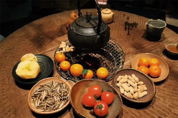 圍爐煮茶：起一爐火，煮兩碗茶，聊三餐四季，話五谷豐登(圖1)